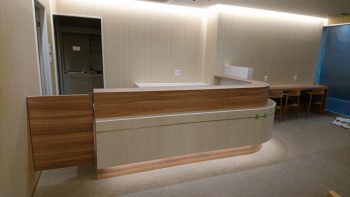 クリニック　受付カウンター